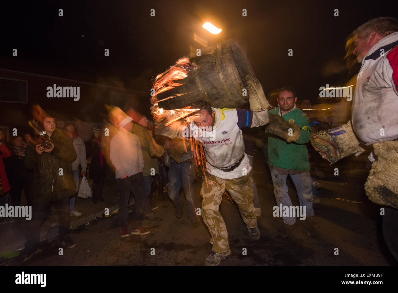 Le baril s'effondre en cours dans la rue pour marquer le Bonfire Night, 5 novembre, à la tar de barils festival, Honiton, Devon, Angleterre Banque D'Images
