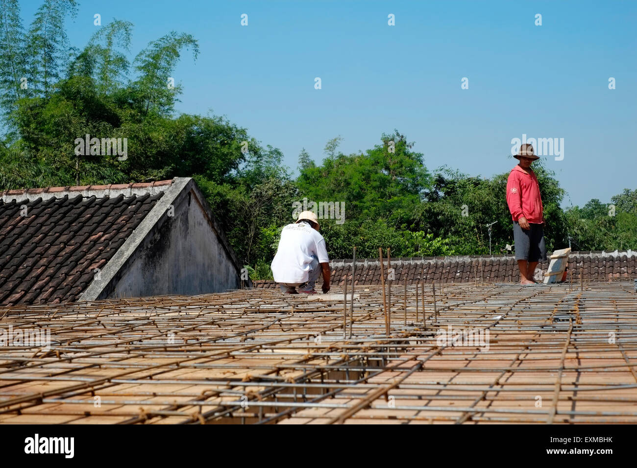 Les villageois de combiner leurs forces pour travailler sur la construction d'une maison neuve à Java en Indonésie Banque D'Images