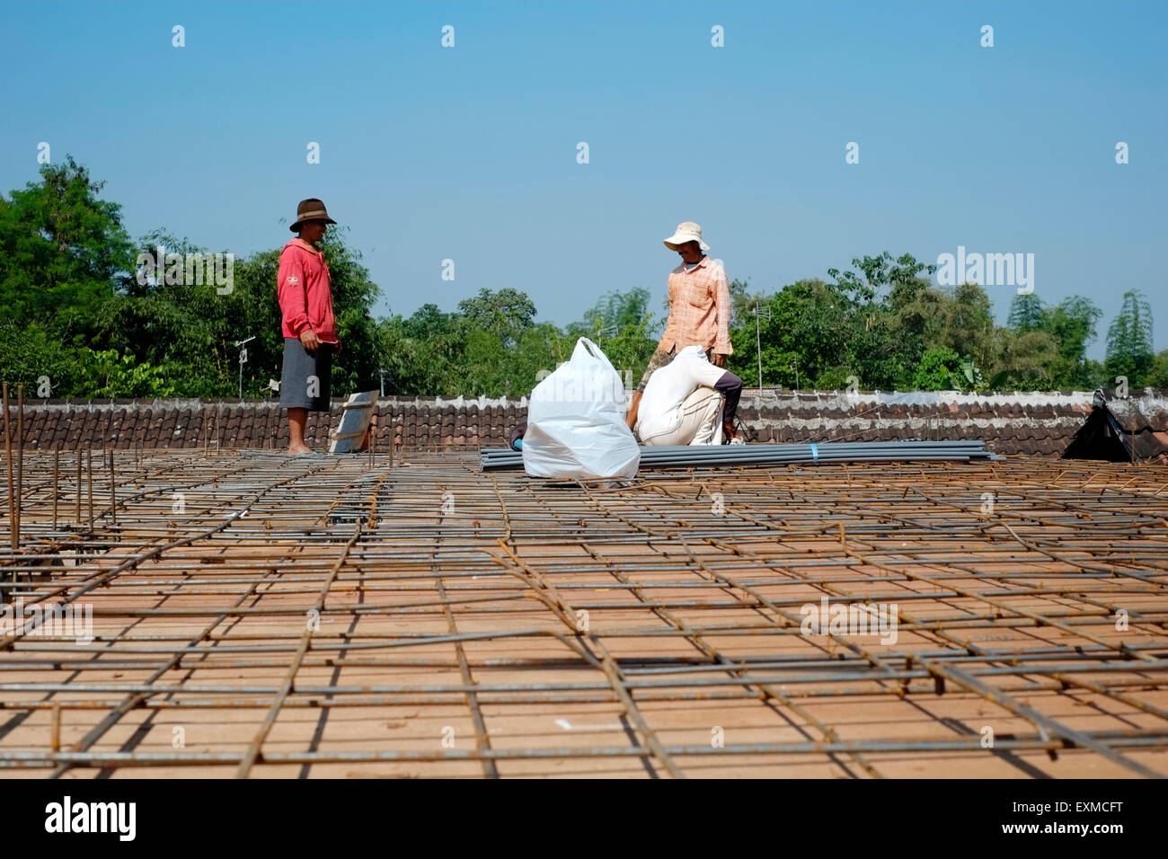 Les villageois de combiner leurs forces pour travailler sur la construction d'une maison neuve à Java en Indonésie Banque D'Images