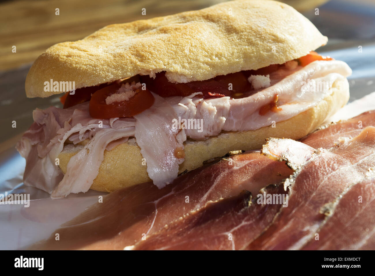 Sandwich avec jambon de Parme et jambon cuit Italien Banque D'Images