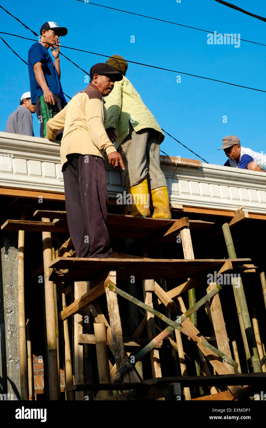 Les villageois de combiner leurs forces pour travailler sur la construction d'une maison neuve à Java en Indonésie Banque D'Images