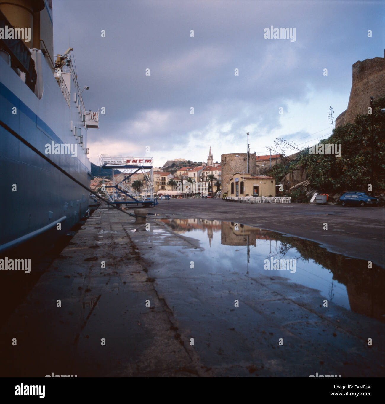 Morgenstimmung am Hafen von Calvi, le 1980er Jahre. L'humeur du matin dans le port de Calvi, corse des années 1980. Banque D'Images