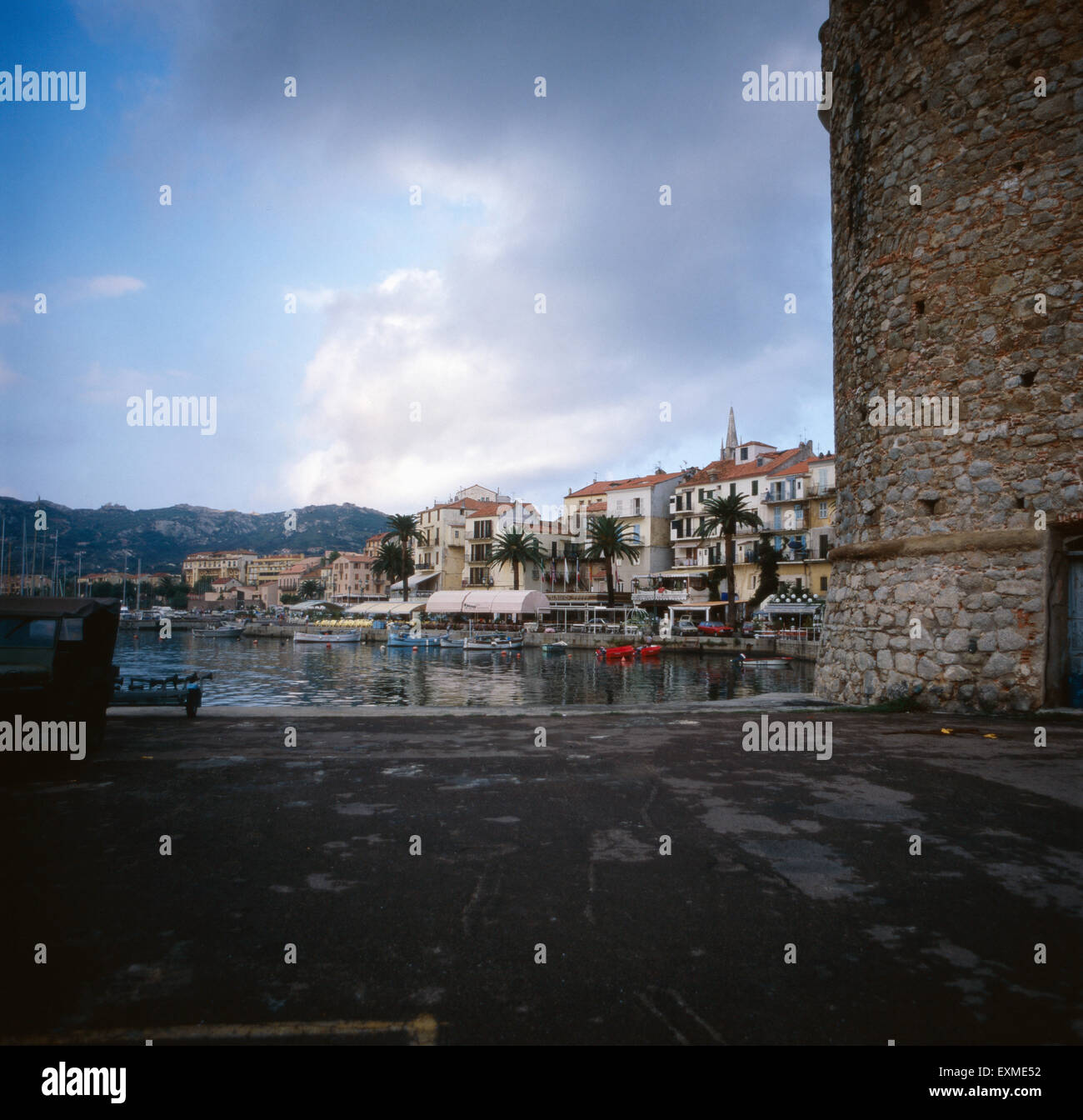 Morgenstimmung am Hafen von Calvi, le 1980er Jahre. L'humeur du matin dans le port de Calvi, corse des années 1980. Banque D'Images