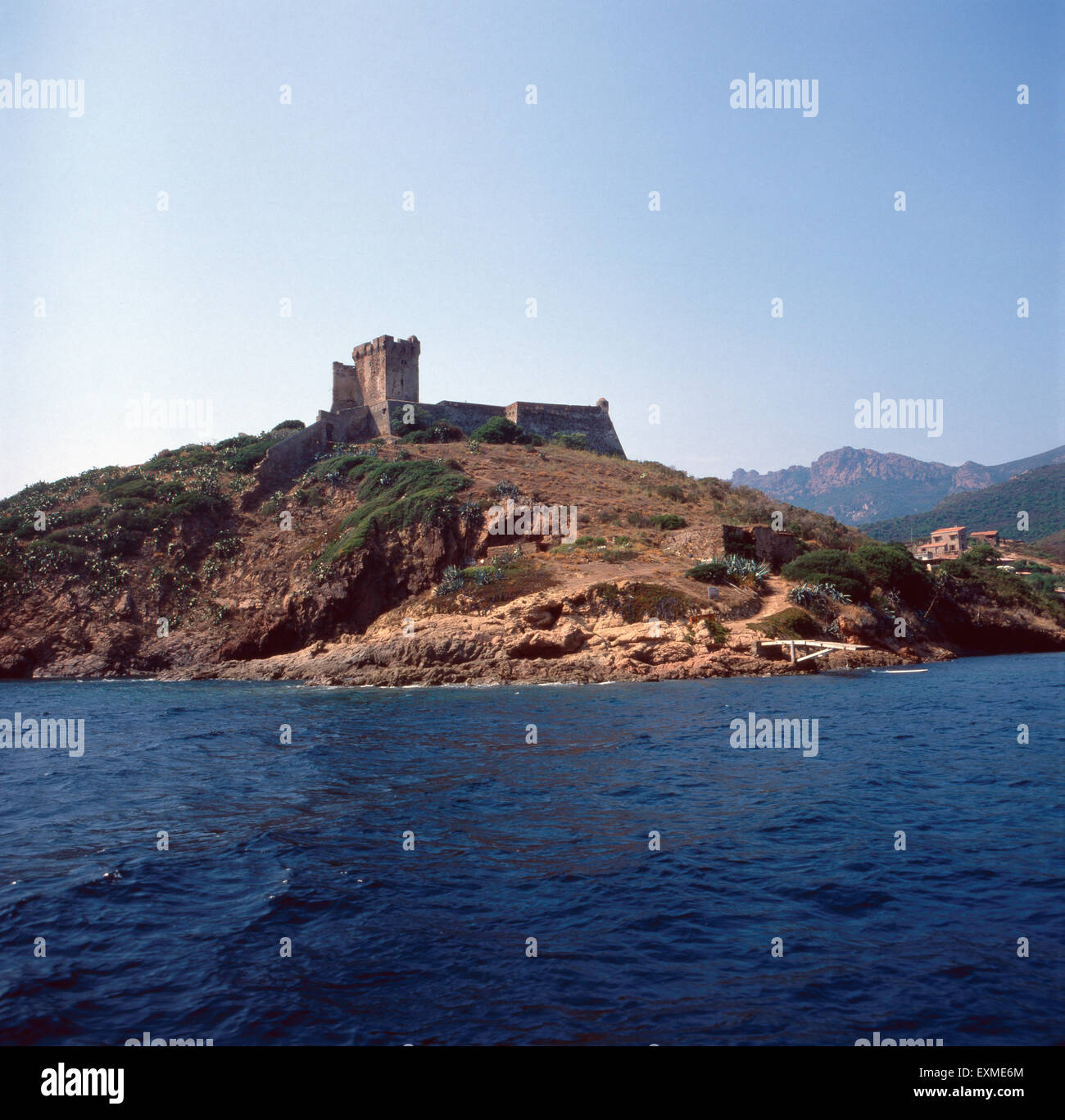 Aussicht auf die Festung von Girolata, Korsika, 1980er Jahre. Vue sur le château de Girolata, Corse, 1980. Banque D'Images