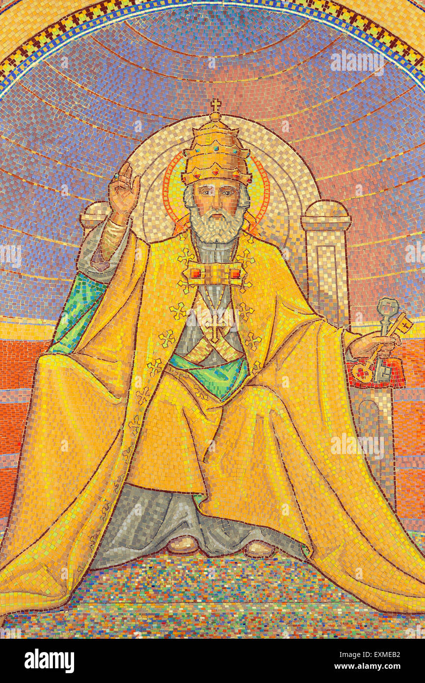Jérusalem, Israël - 3 mars 2015 : la mosaïque symbolique de Saint Pierre comme le premier pape à l'église de St Peter in Gallicantu. Banque D'Images