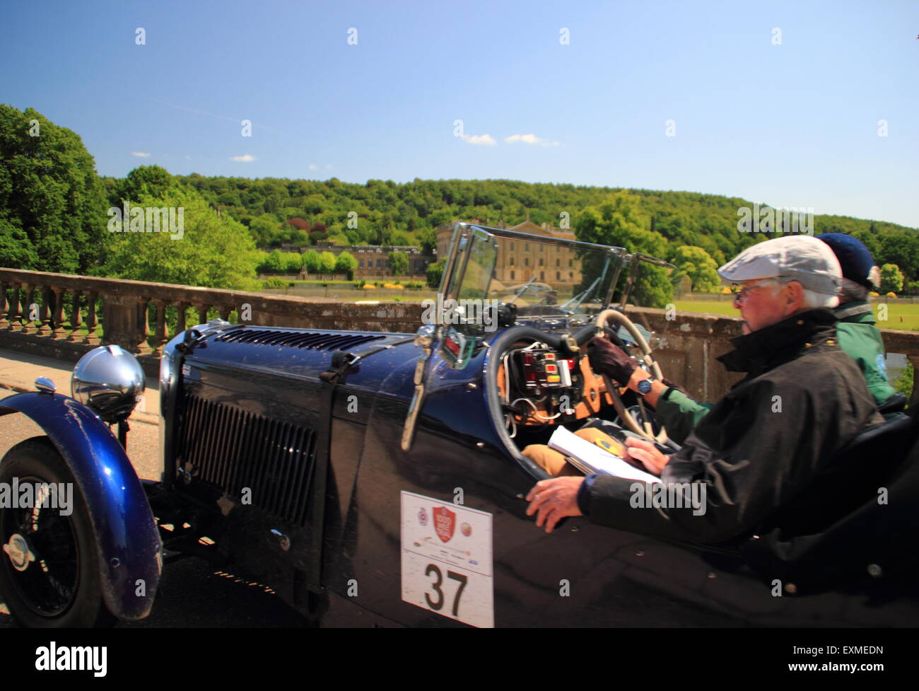 Peak District, Derbyshire, Royaume-Uni. 15 juillet 2015. Chatsworth House est vu à travers le pare-brise d'une voiture d'époque en prenant part à la Royal Automobile Club 1000 Mile Trail 2015 lorsqu'il passe dans le parc du château seigneurial Derbyshire sur une magnifique journée d'été. Credit : Deborah Vernon/Alamy Live News Banque D'Images