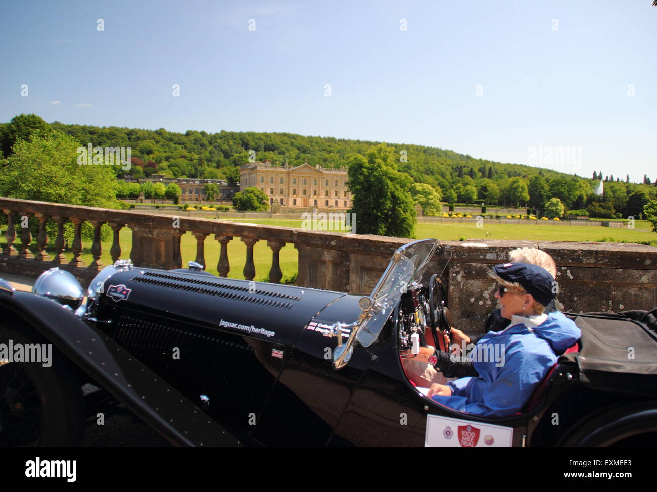 Peak District, Derbyshire, Royaume-Uni. 15 juillet 2015. Le Royal Automobile Club 1000 Mile Trail 2015 passe à travers le parc entourant Chatsworth House (photo) dans le Peak District, Derbyshire sur une magnifique journée d'été. Credit : Deborah Vernon/Alamy Live News Banque D'Images