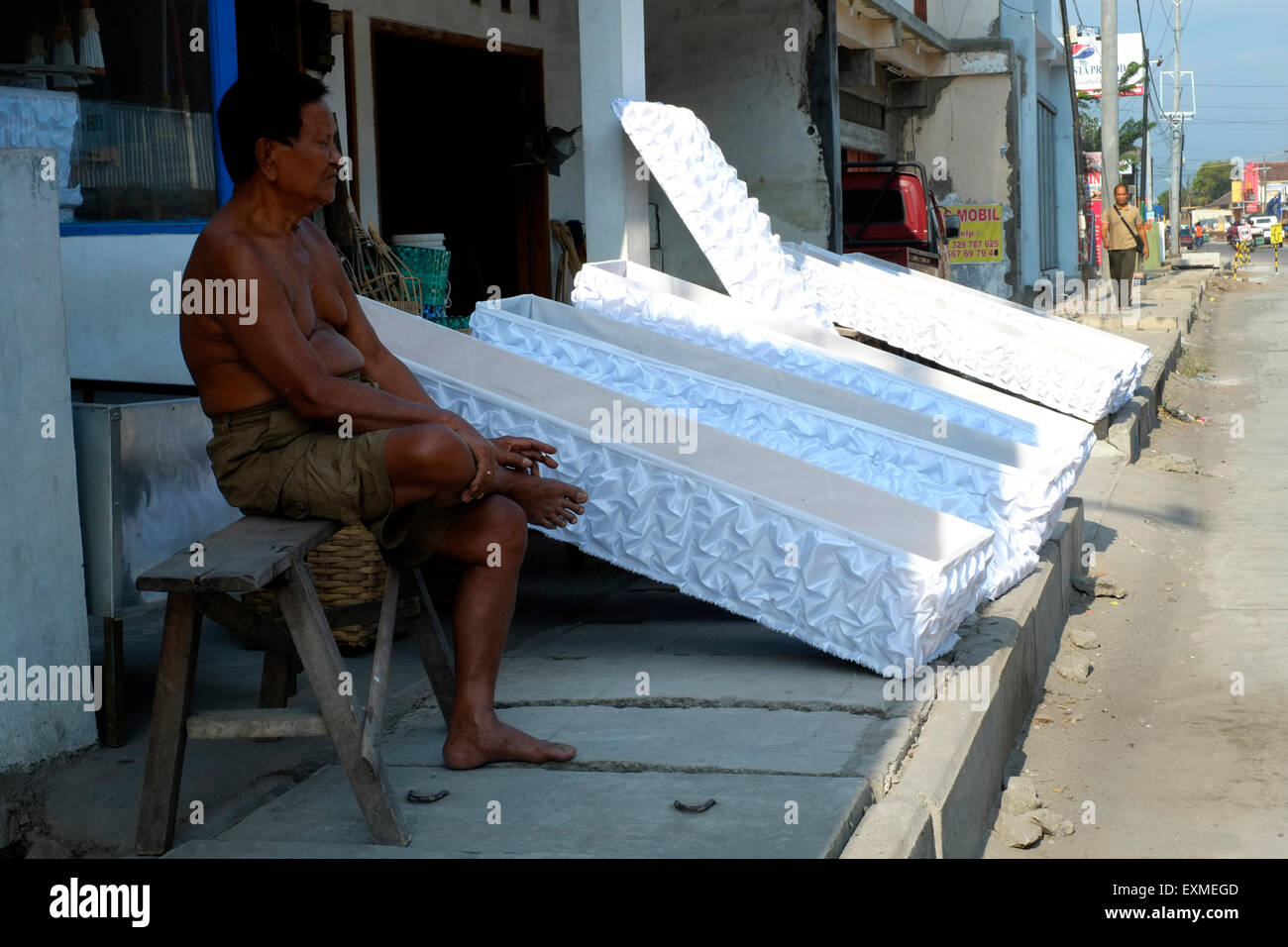 L'inhabituelle de la vue des cercueils à vendre au bord de la route en solo indonésie java Banque D'Images