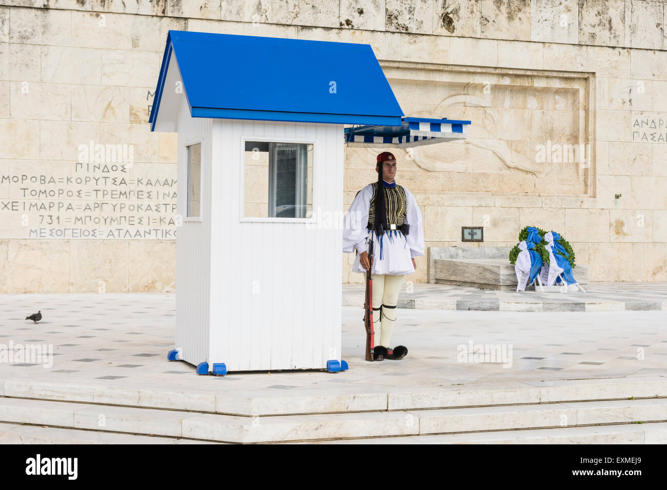 Evzone grecque garde à l'extérieur de la Maison du Parlement et la Tombe du Soldat inconnu, Athènes, Grèce Banque D'Images