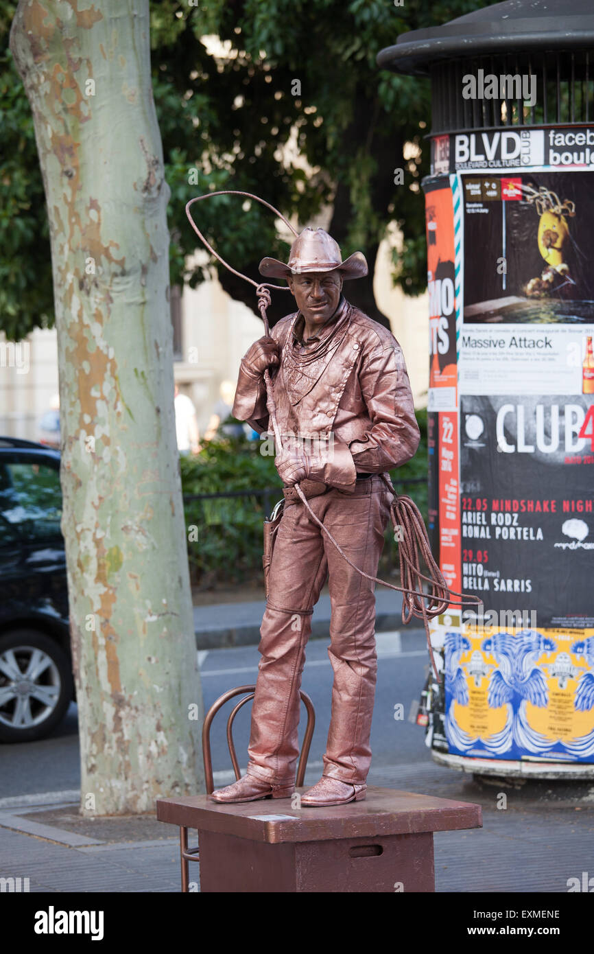 Cowboy avec lasso vivre statue, artiste de rue qui posent sur La Rambla à Barcelone, Catalogne, Espagne. Banque D'Images