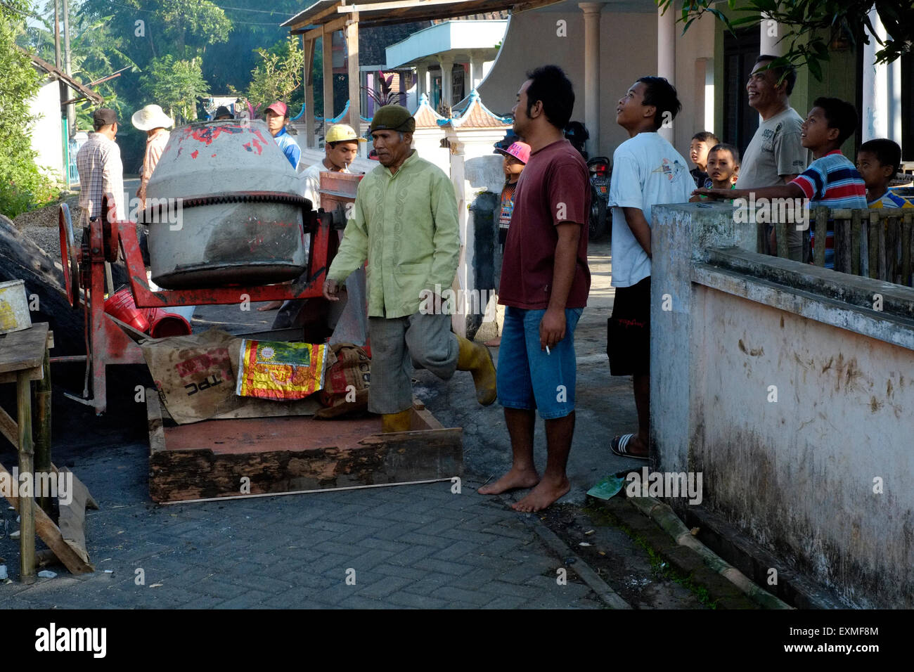 Les villageois de combiner leurs forces pour travailler sur la construction d'une maison neuve à Java en Indonésie Banque D'Images