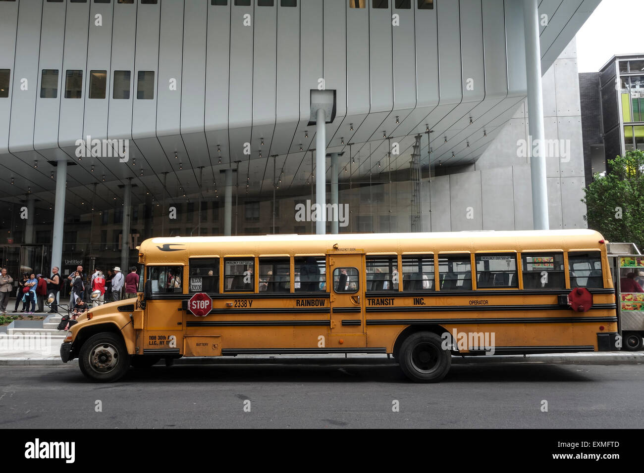 Schoolbus devant le Whitney Museum of American Art, New York, Manhattan, USA. Banque D'Images