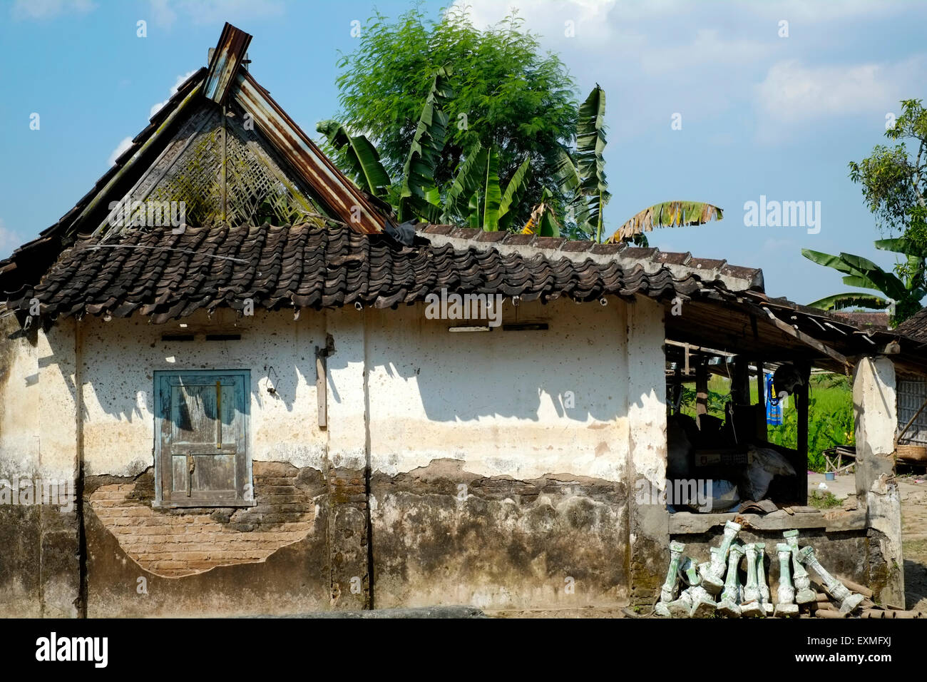 Délabré typique maison de village rural à Java en Indonésie Banque D'Images