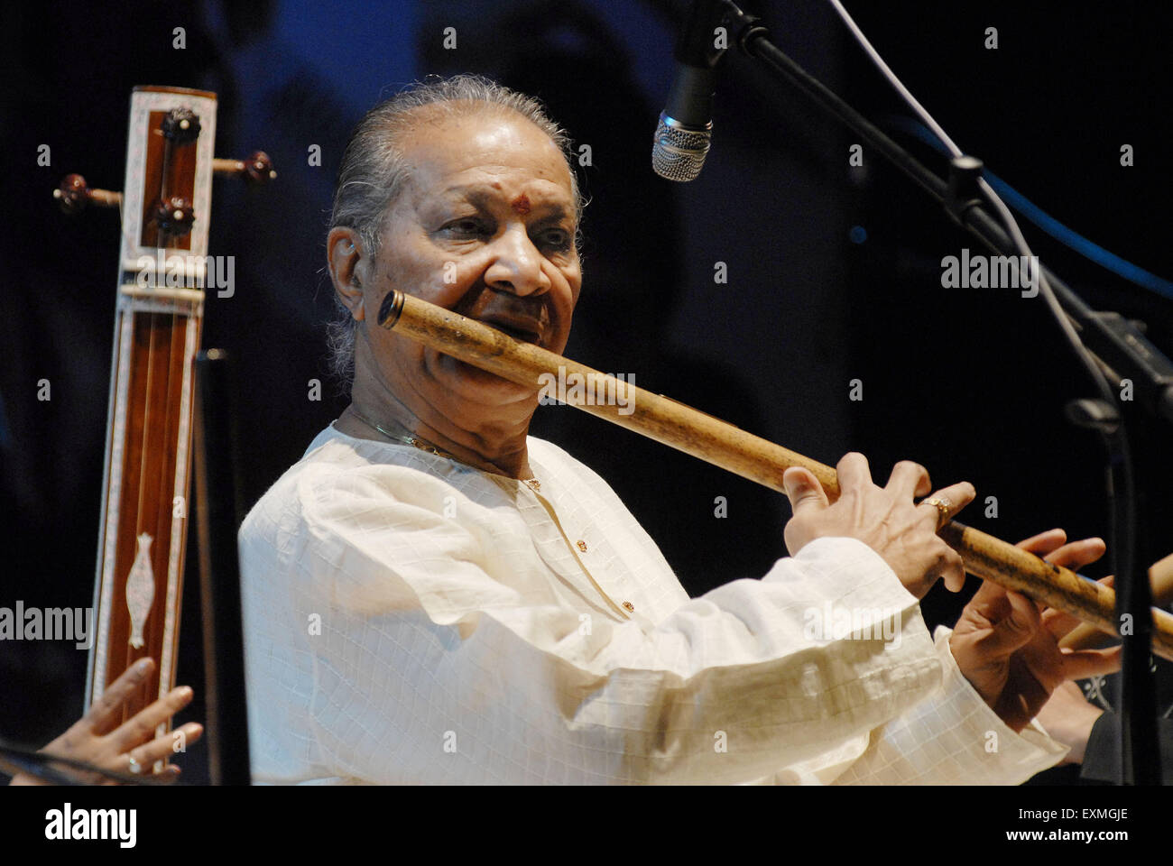 De renommée mondiale (flûte bansuri) player Pandit Bhimsen Joshi Chaurasia fonctionne à Shanmukhananda Hall Mumbai Banque D'Images
