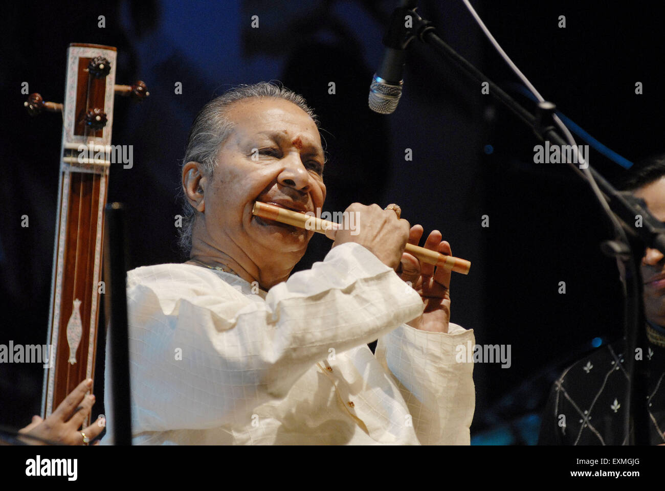 De renommée mondiale (flûte bansuri) player Pandit Bhimsen Joshi Chaurasia fonctionne à Shanmukhananda Hall Mumbai Banque D'Images