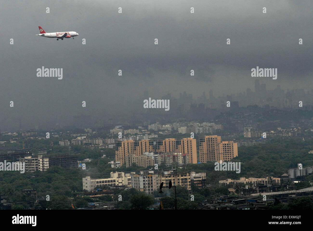 Une Kingfisher Airlines avion commercial près de l'aéroport au milieu de la mousson dans les nuages denses Bombay Mumbai Banque D'Images