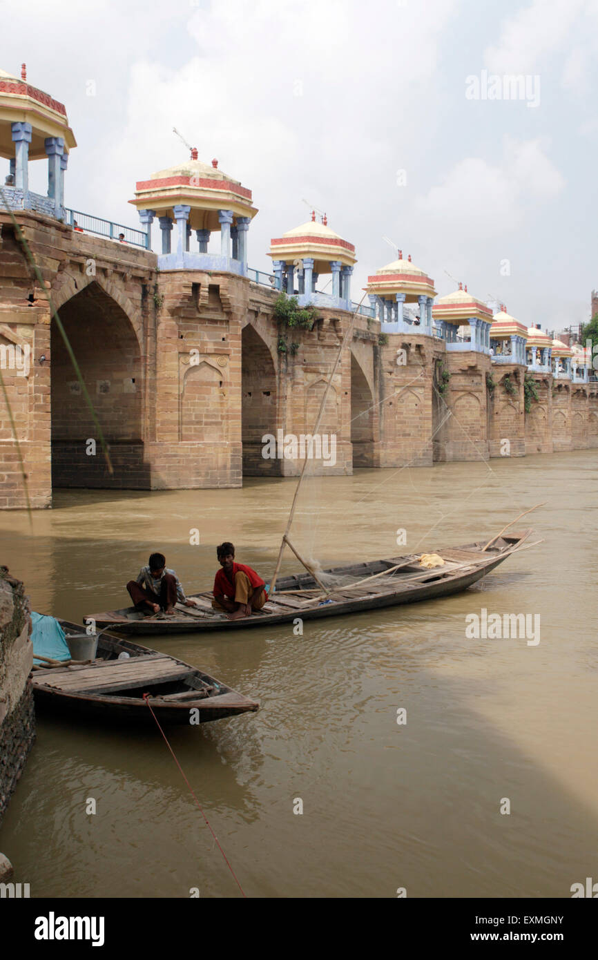 Pont de Shahi ; Pont de Munim Khans ; Pont d'Akbari ; Pont de Mughal ; Pont de Jaunpur ; rivière Gomti ; Pont d'Akbar ; Jaunpur ; Uttar Pradesh ; Inde ; Asie Banque D'Images