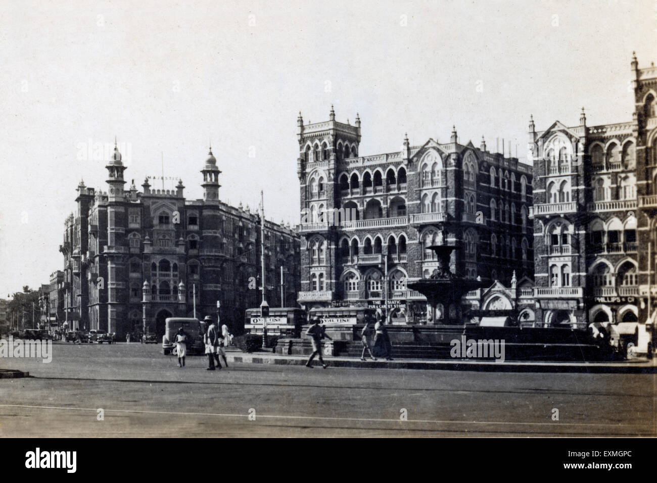 Ancien millésime 1900 photo de l'Hôtel Majestic et de la résidence de Waterloo , Fontaine Wellington , Colaba , Bombay , Mumbai , Maharashtra , Inde , Asie Banque D'Images