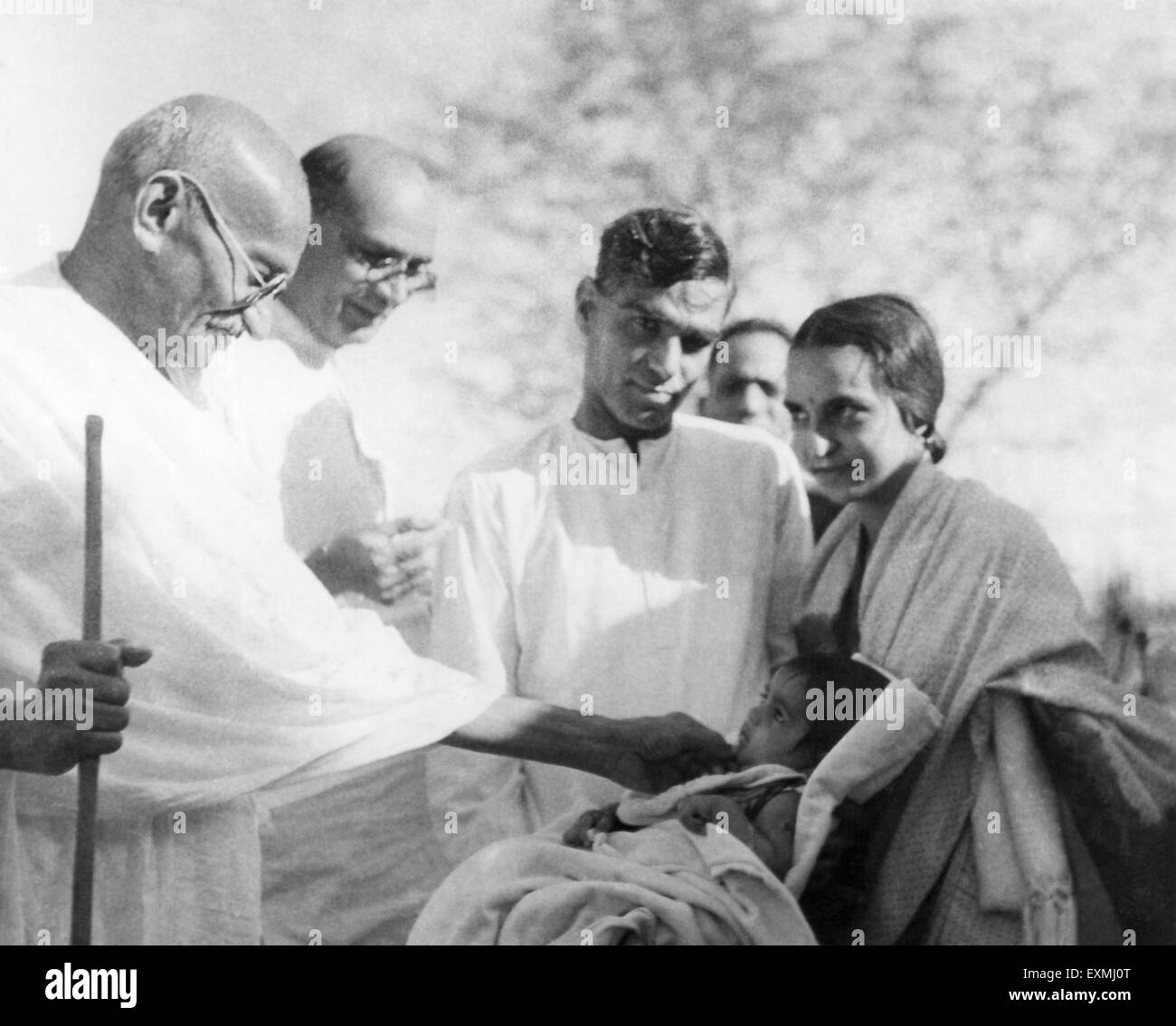 Mahatma Gandhi ; Mahadev Desai ; Shri Girdharilal jouant avec l'Krupali enfant et à d'autres personnes à l'Ashram Sevagram ; 1939 PAS DE MR Banque D'Images