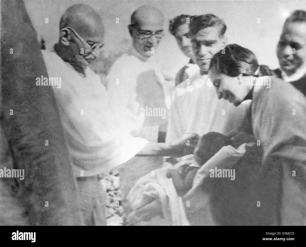 Mahatma Gandhi ; Mahadev Desai ; Shri Girdharilal (jouer avec Krupali son enfant) et d'autres, à l'Ashram Sevagram ; 1939 PAS DE MR Banque D'Images