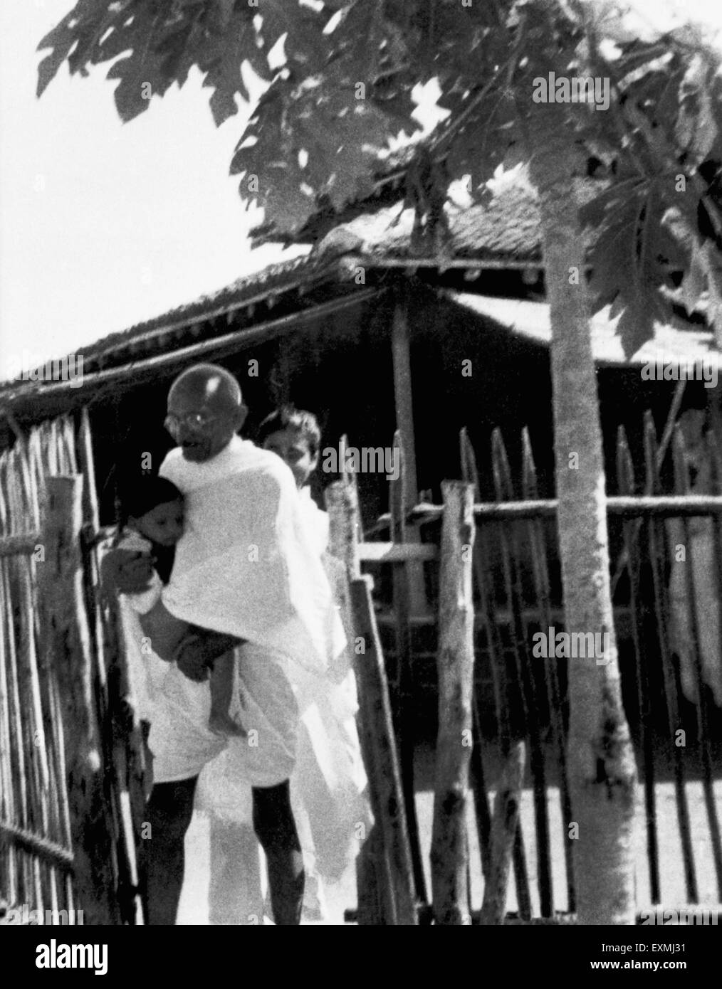 Mahatma Gandhi portant l'enfant de Shardabehn à Seagram Ashram ; 1940, Inde, Asie, ancienne image du millésime 1900 Banque D'Images