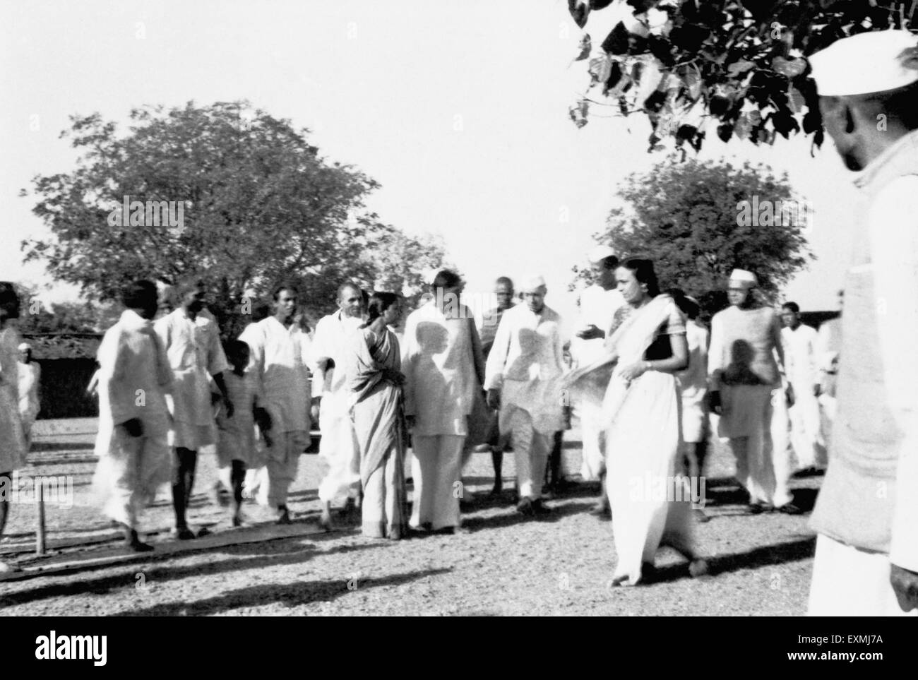 Jawaharlal Nehru (c) et d'autres sur leur façon d'assister à une réunion à sarvodaya Ashram Sevagram ; mars 1948 NO MR Banque D'Images