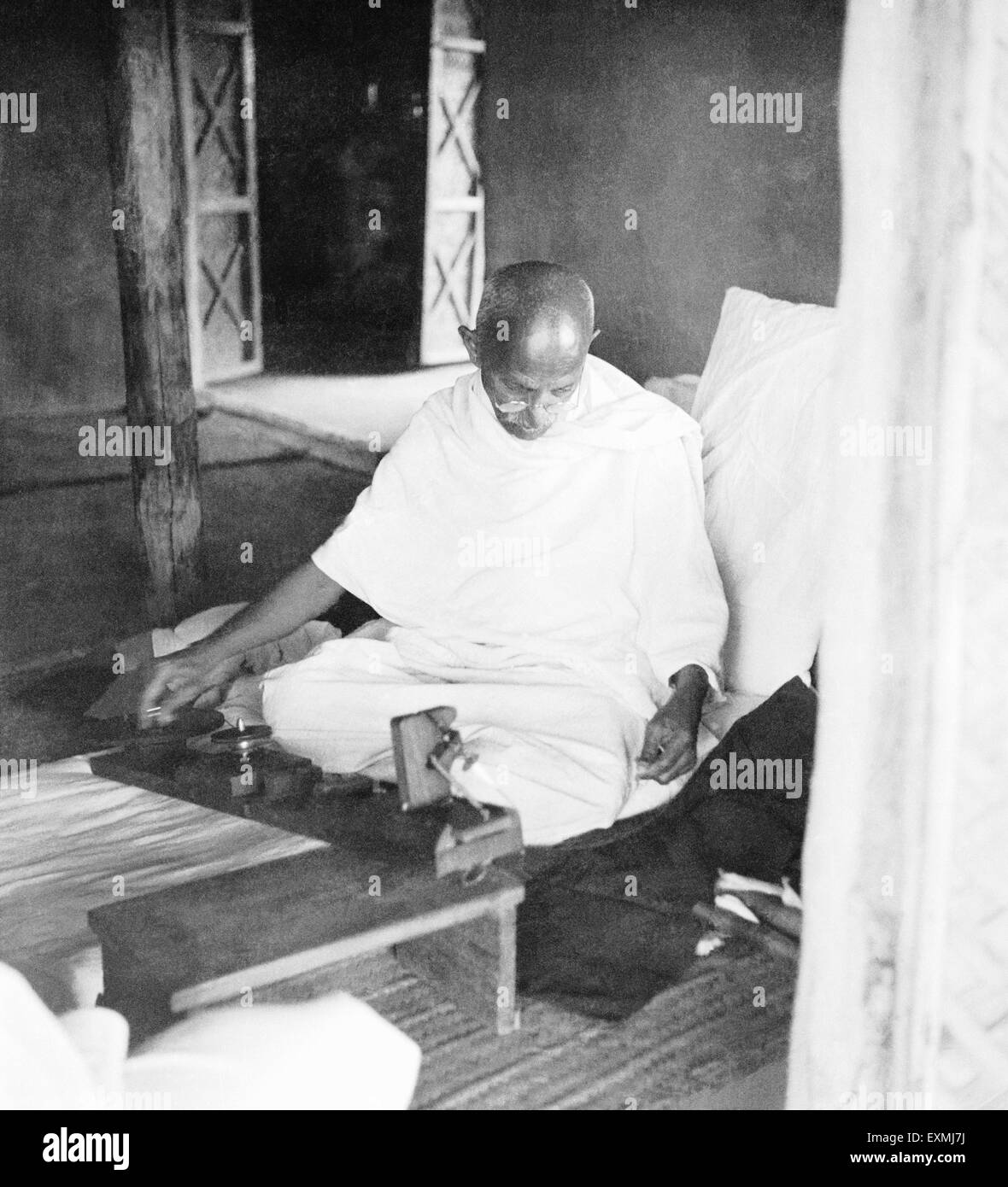 Mahatma Gandhi La rotation dans sa hutte à l'Ashram Sevagram ; 1939 PAS DE MR Banque D'Images