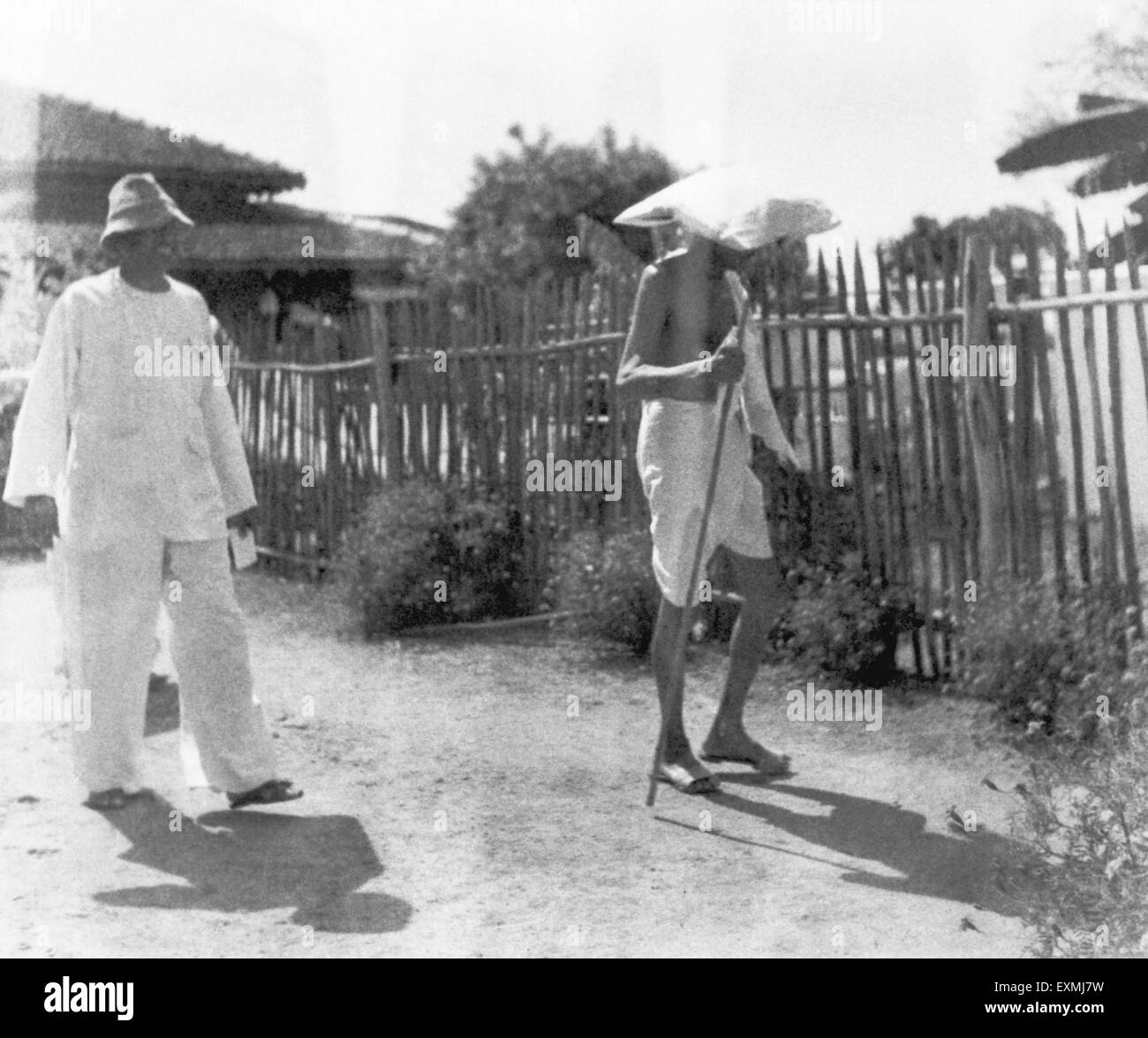 Mahatma Gandhi ; l'exécution d'un oreiller sur sa tête en raison de la forte chaleur ; marche à l'Ashram Sevagram Banque D'Images