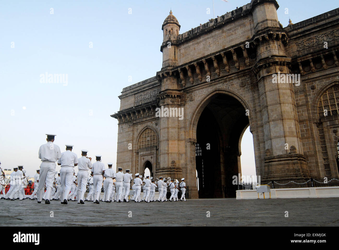 La marine indienne encore de groupe de battre en retraite à Porte de l'Inde à Bombay Mumbai, Maharashtra, Inde Banque D'Images