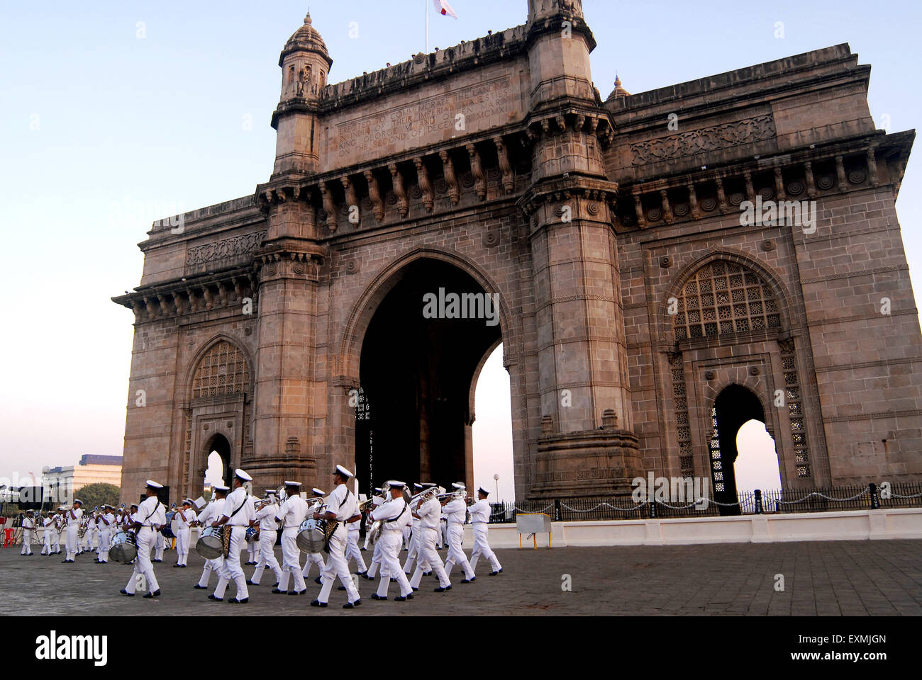 La marine indienne encore de groupe de battre en retraite à Porte de l'Inde à Bombay Mumbai, Maharashtra, Inde Banque D'Images