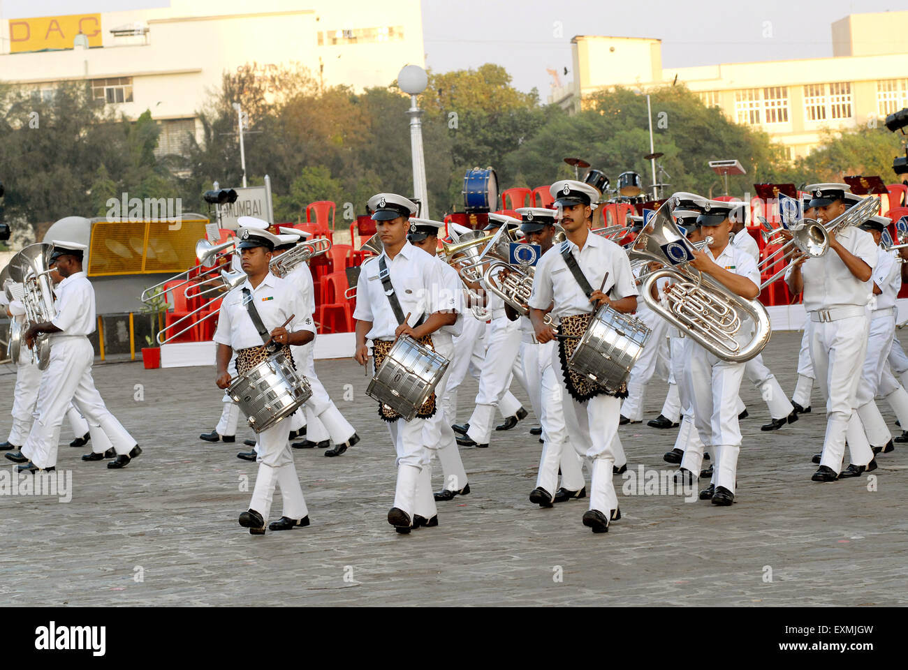 La marine indienne encore de groupe de battre en retraite à Porte de l'Inde à Bombay maintenant Mumbai Maharashtra ; Inde ; Banque D'Images