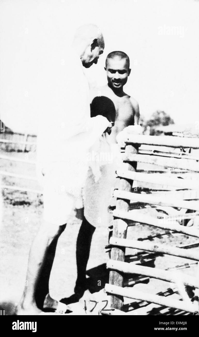 Mahatma Gandhi donne l'argent qui a été recueilli au cours de son dernier anniversaire à Kanu Gandhi 1939 ; PAS DE MR Banque D'Images