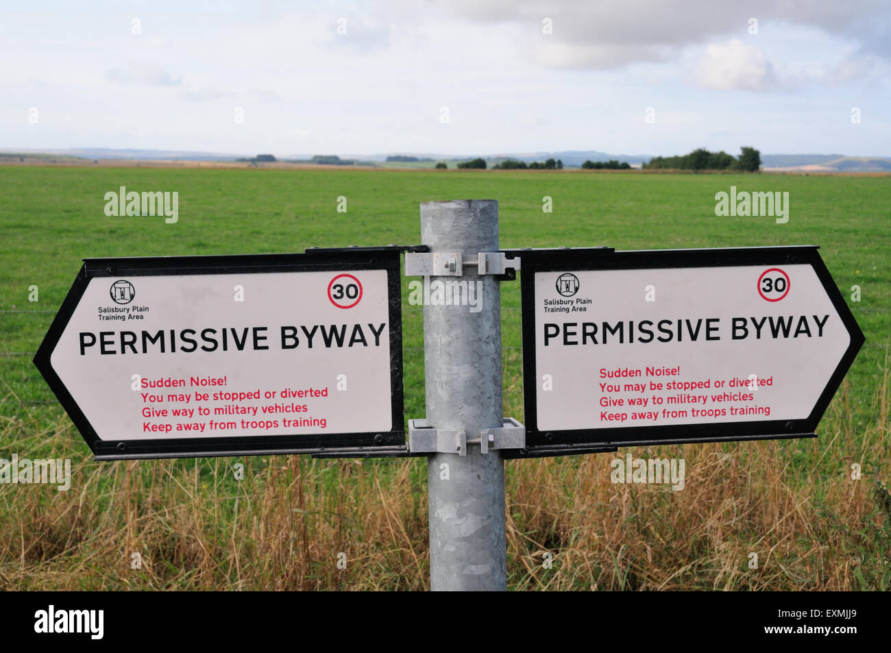 Byway permissive sign in zone d'entraînement militaire de la plaine de Salisbury. Banque D'Images