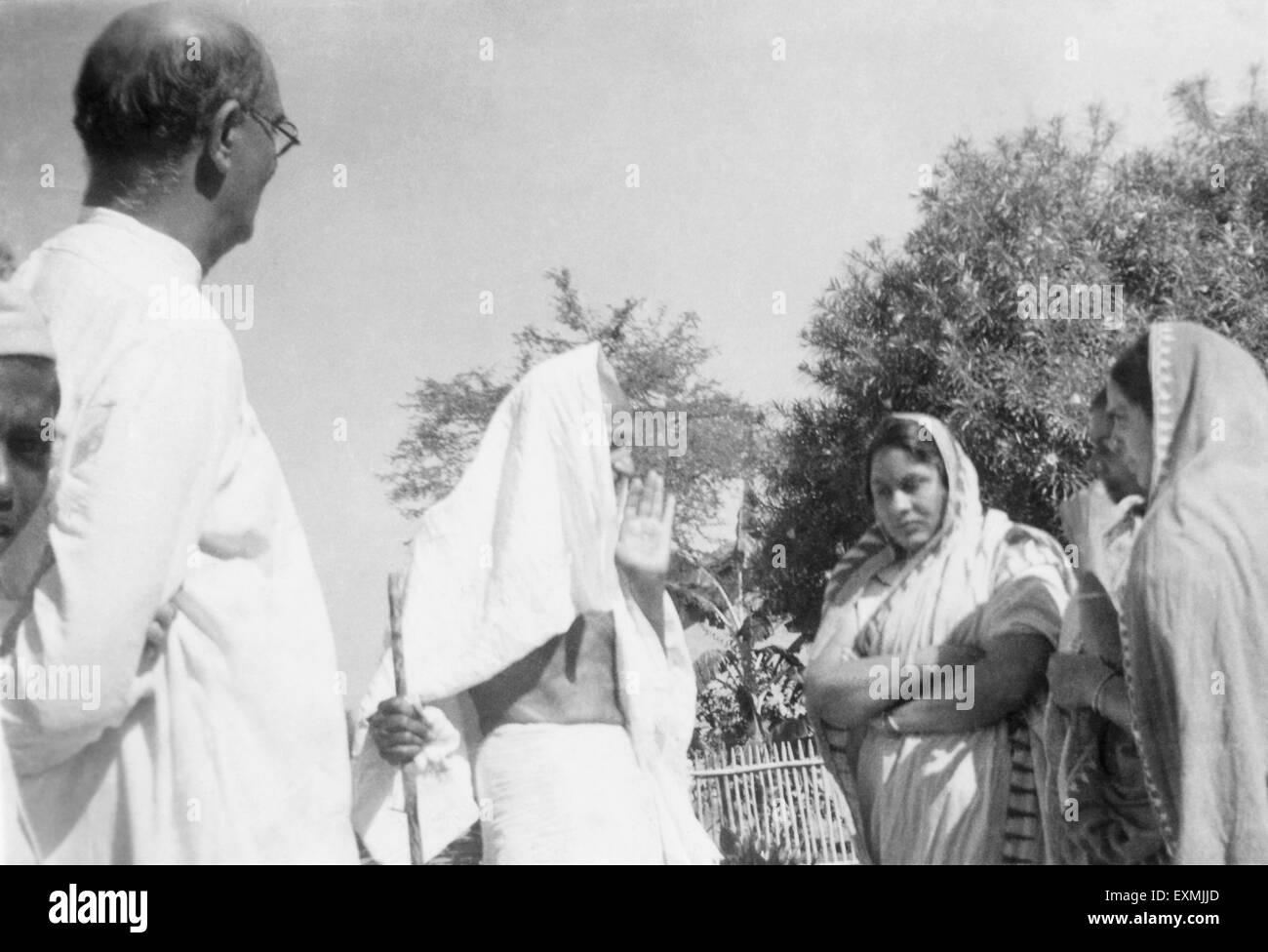 Mahadev Desai et Mahatma Gandhi avec des visiteurs du Punjab à Sebagram Ashram ; 1944, Inde, Asie, ancienne image du XXe siècle Banque D'Images