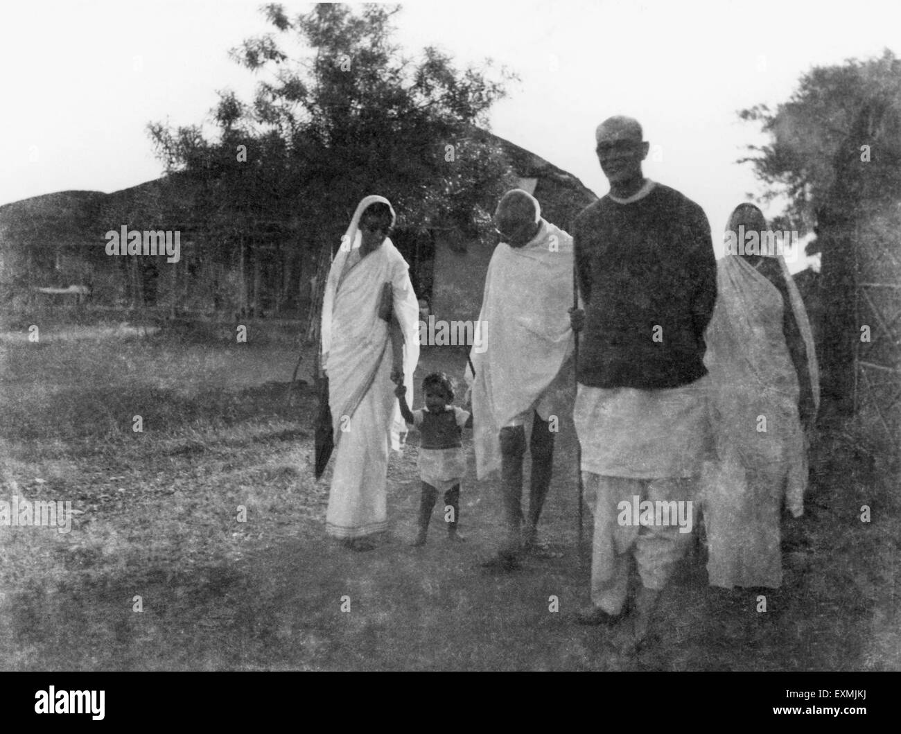 Rajkumari Amrit Kaur ; Mahatma Gandhi ; Mahadev Desai ; Krishnadas fils Gandhi et d'autres marchant à Sharad Ashram Sevagram Banque D'Images