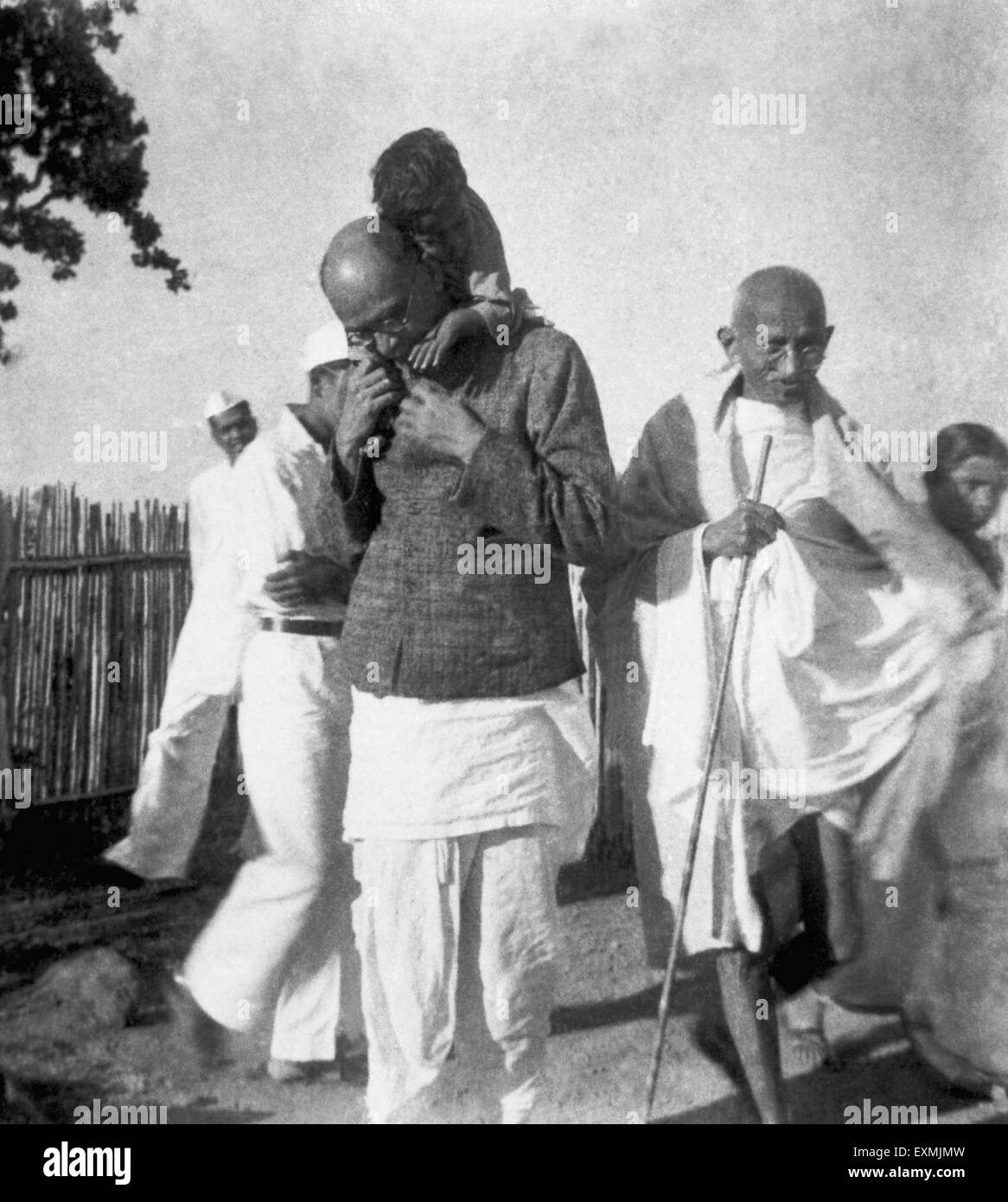 Mahadev Desai ; portant un enfant sur ses épaules ; le Mahatma Gandhi et d'autres, à l'Ashram Sevagram ; 1940 PAS DE MR Banque D'Images