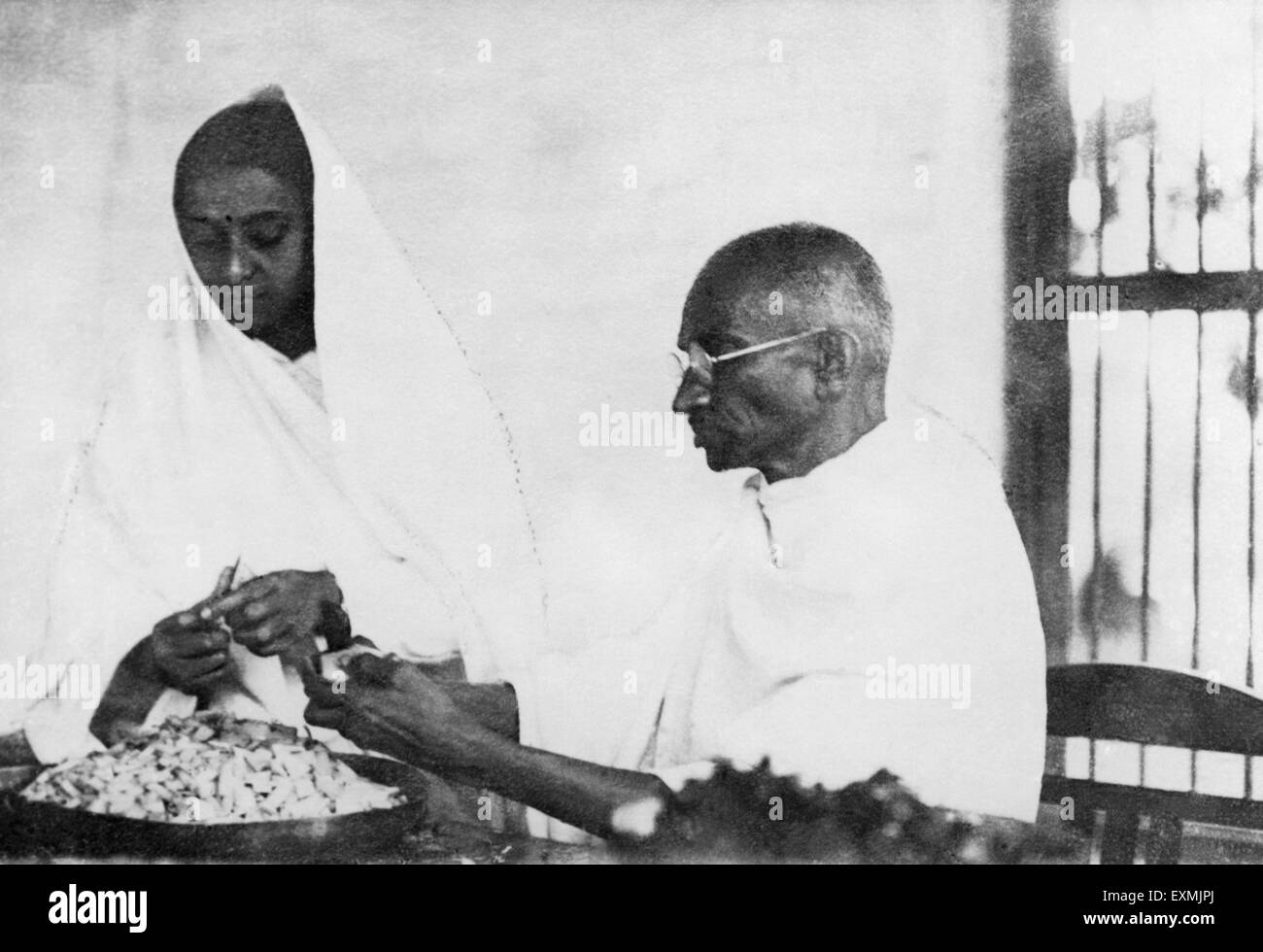 Mahatma Gandhi et une femme couper des légumes ; 1946 PAS DE MR Banque D'Images