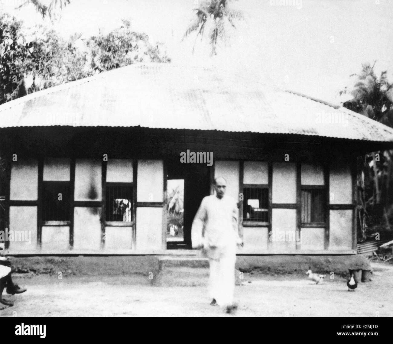 Secrétaire temporaire du Mahatma Gandhi Nirmal Kumar Bose laissant hut Mahatma Gandhi séjourné Srirampur Noakhali East Bengal Banque D'Images