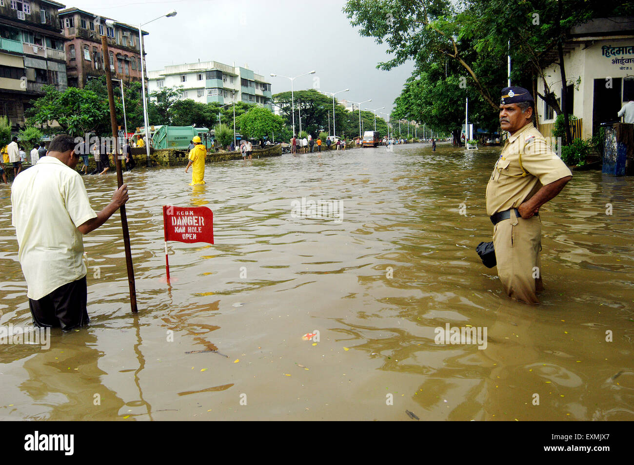 Inondations dues à la mousson, trou d'homme ouvert du policier municipal, Bombay, Mumbai, Maharashtra, Inde, Asie Banque D'Images