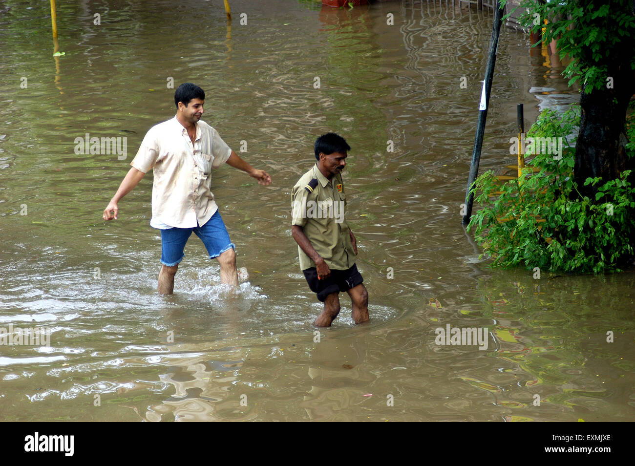 Inondations dues à la mousson, rue inondée par des hommes, Bombay, Mumbai, Maharashtra, Inde, Asie Banque D'Images