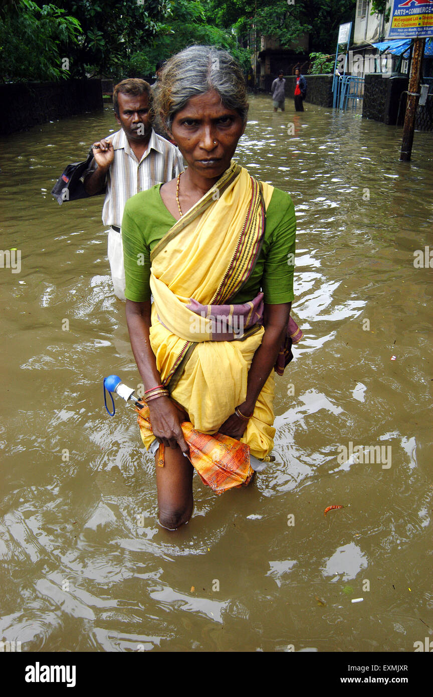 Inondations dues à la mousson, femme marchant dans une rue inondée, Bombay, Mumbai, Maharashtra, Inde, Asie Banque D'Images