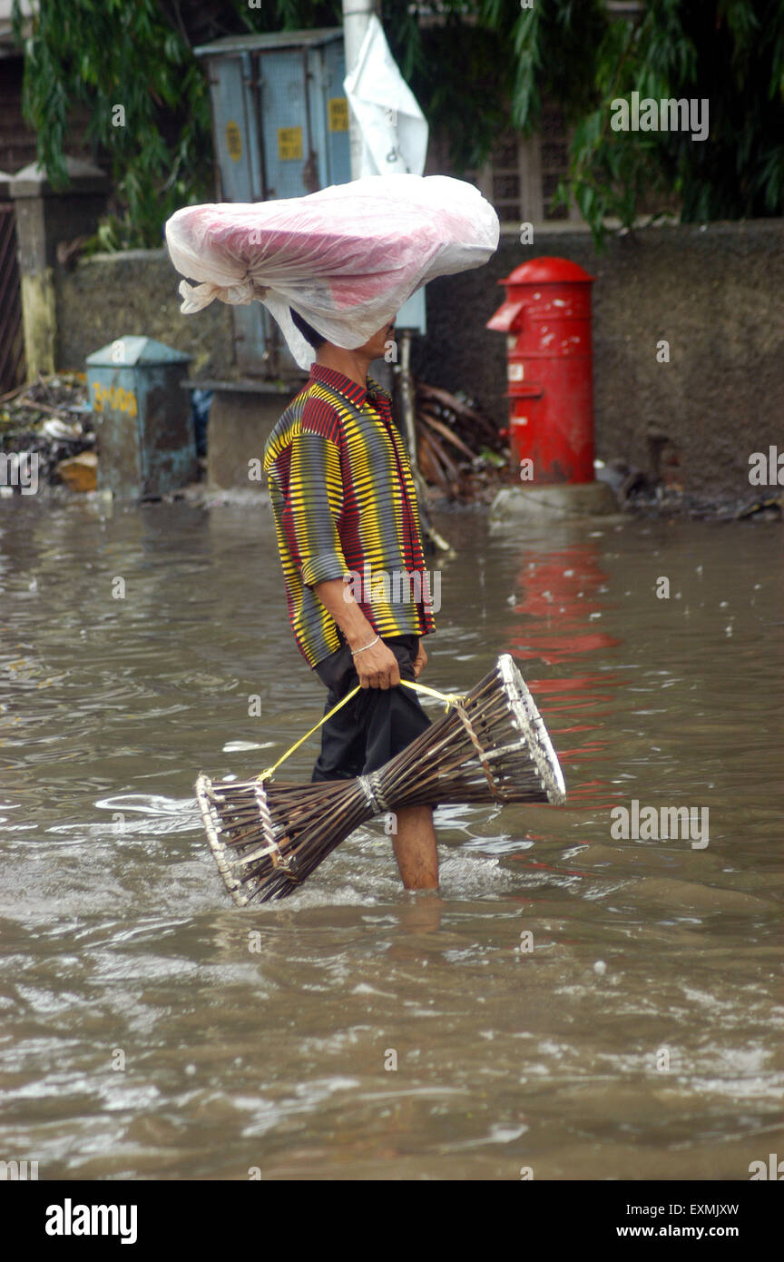 Inondations de pluie de mousson, rue inondée de marche d'un va-et-loin, Bombay, Mumbai, Maharashtra, Inde, Asie Banque D'Images