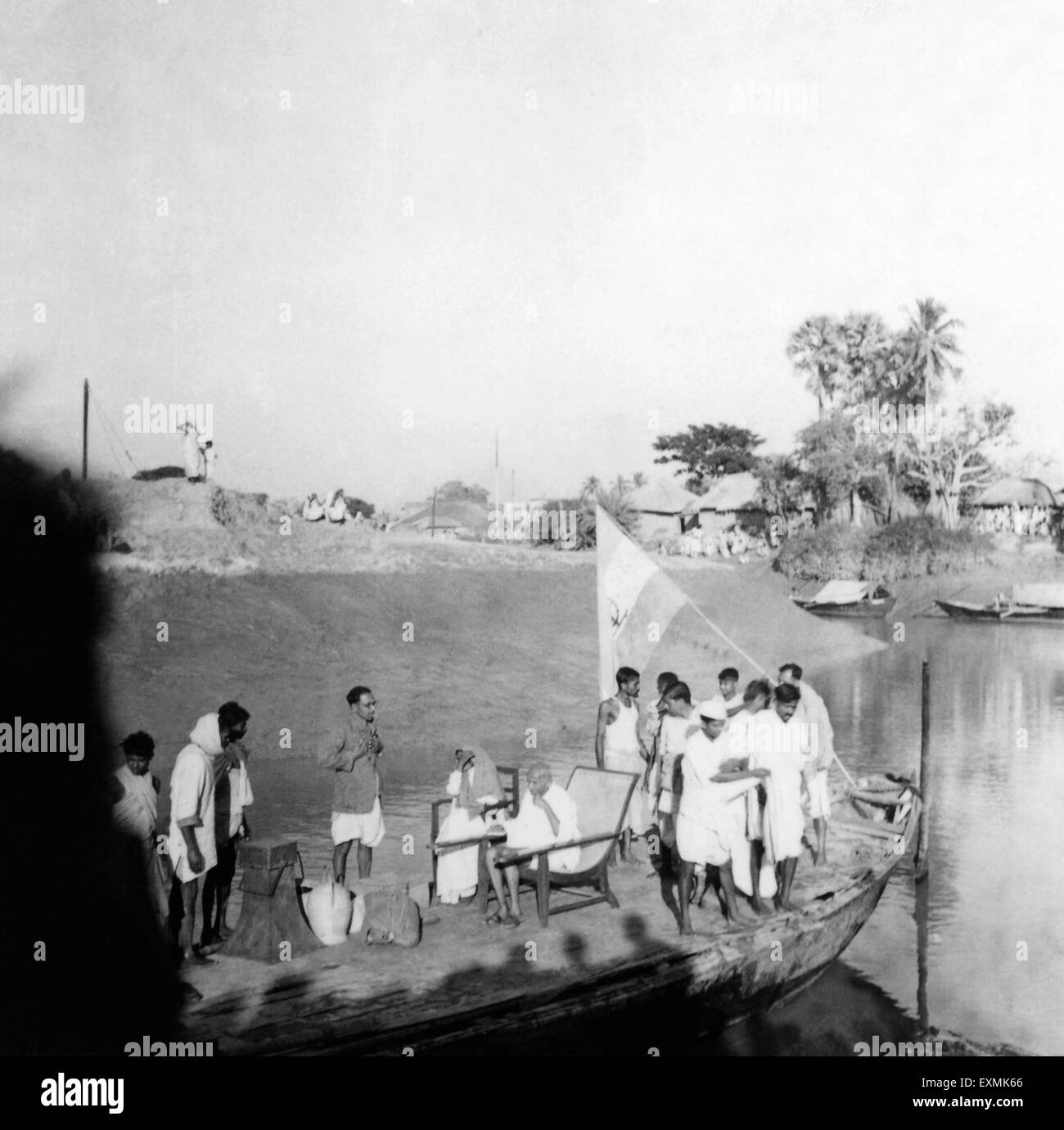 Mahatma Gandhi et d'autres sur un bateau lors de sa tournée du Bengale ; 1945 PAS DE MR Banque D'Images