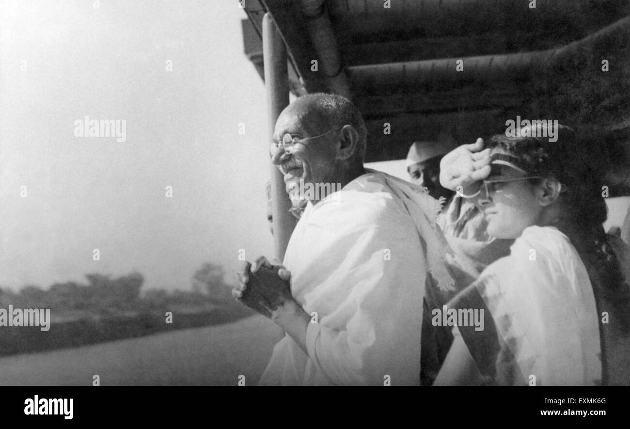 Abha Gandhi Mahatma Gandhi et sur un bateau à la recherche au brahmapoutre sur la façon de Midnapur (East Bengal) ; Décembre 1945 Banque D'Images