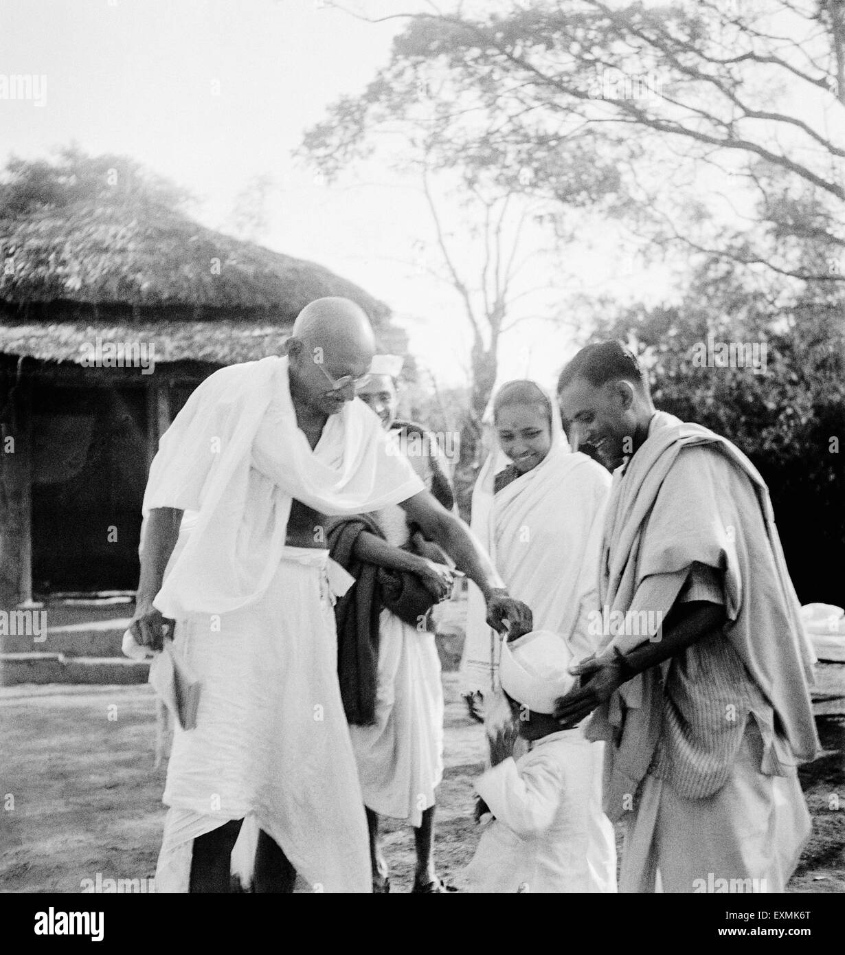Mahatma Gandhi harijan ; un enfant et à d'autres personnes à Midnapur (East Bengal) ; Décembre 1945 PAS DE MR Banque D'Images