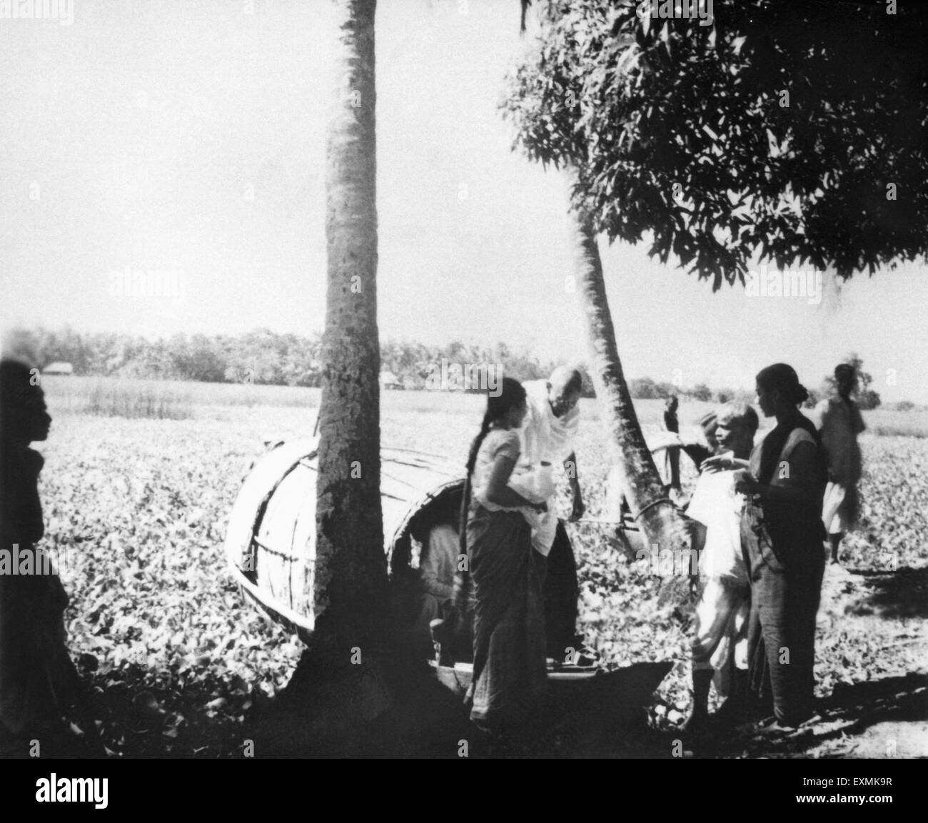 Mahatma Gandhi ; accompagné d'Abha Gandhi laissant un bateau lors de sa visite dans la région de Noakhali émeute effectuée East Bengal Banque D'Images