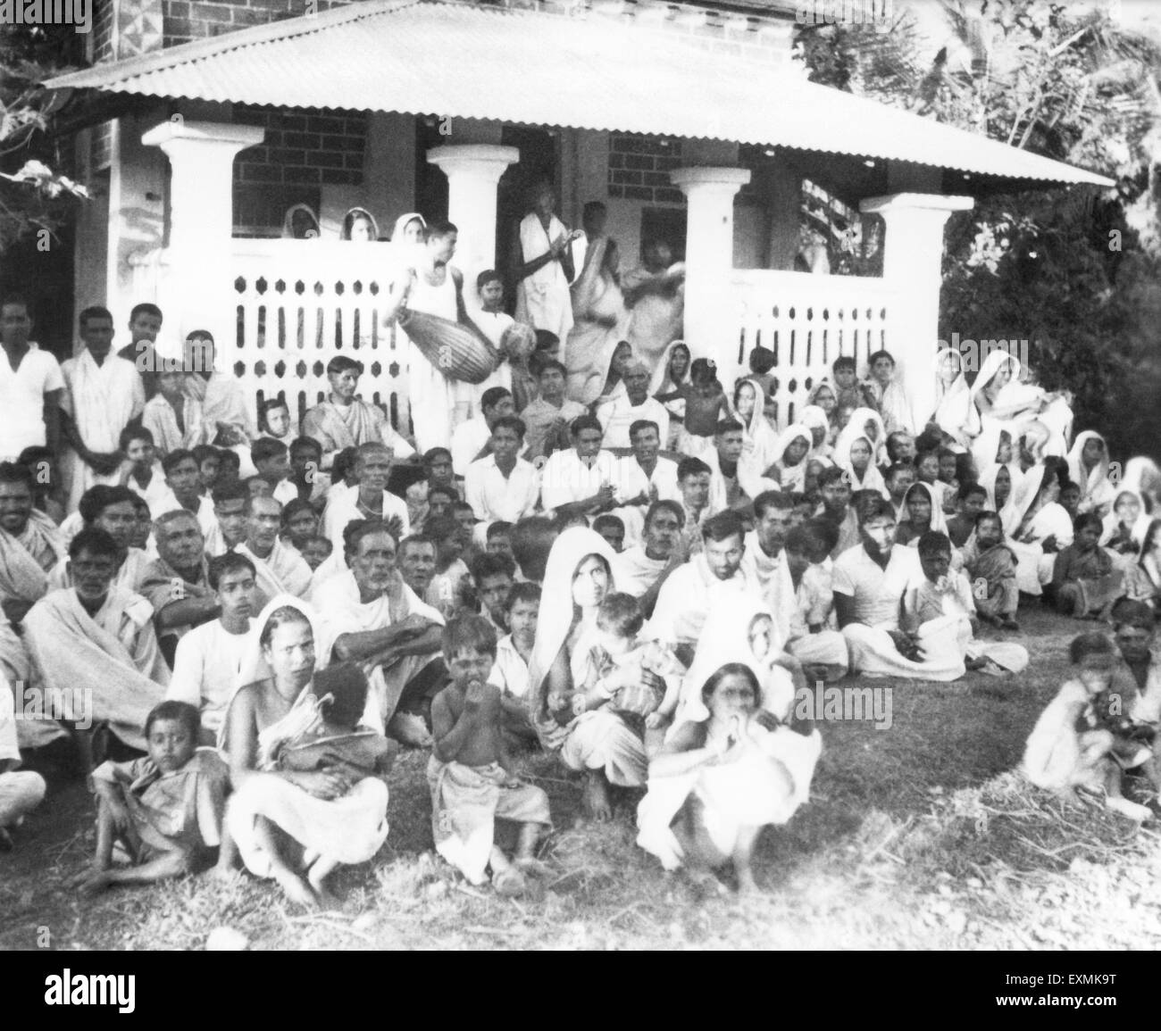 Les gens à une réunion de prière dans la zone touchée par l'émeute de Noakhali East Bengal ; novembre 1946 ; Inde PAS DE MR Banque D'Images