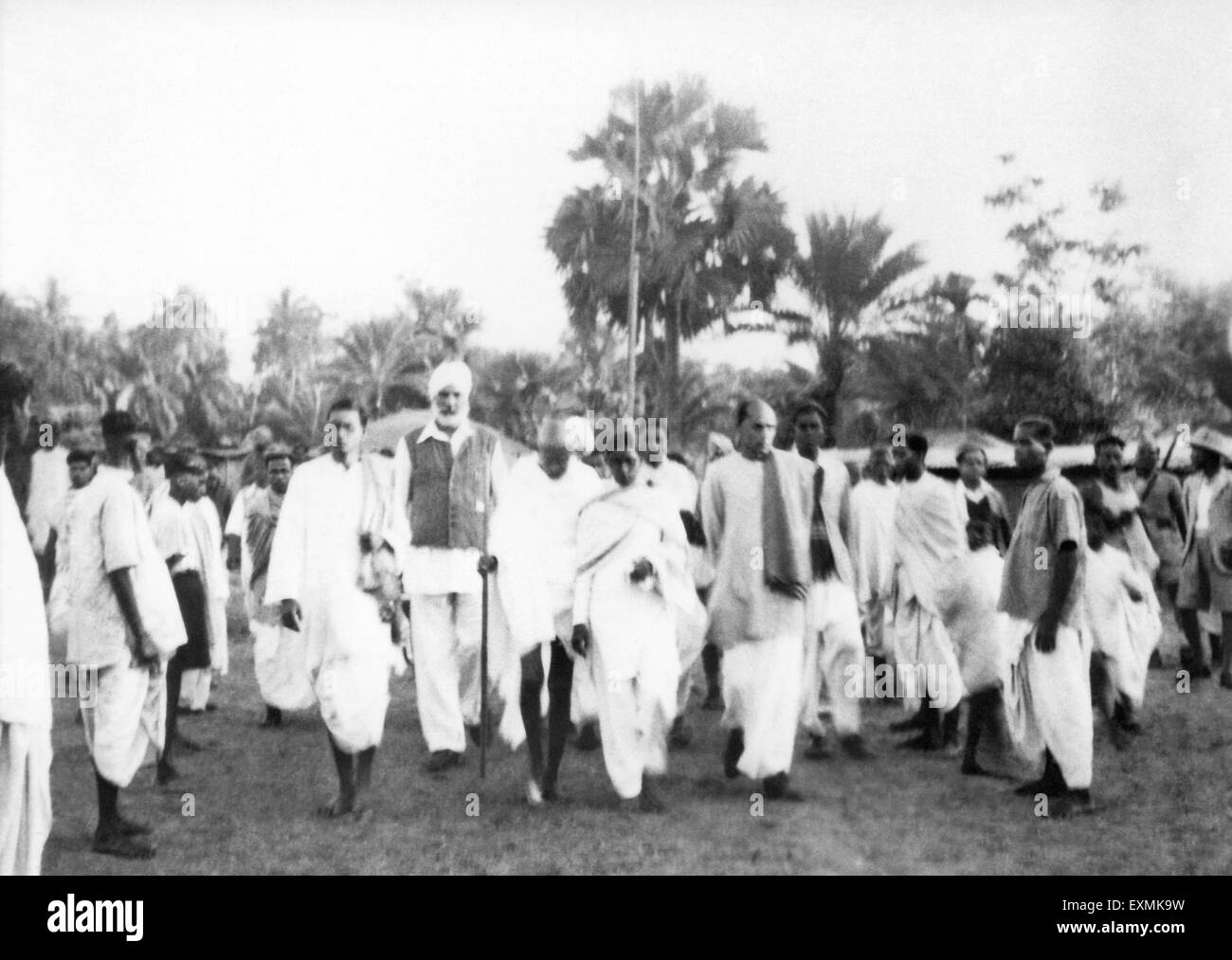 Mahatma Gandhi marchant avec Jivan Singh membre de l'Armée nationale indienne et d'autres à travers Noakhali East Bengale frappé par l'émeute vieille photo vintage des années 1900 Banque D'Images