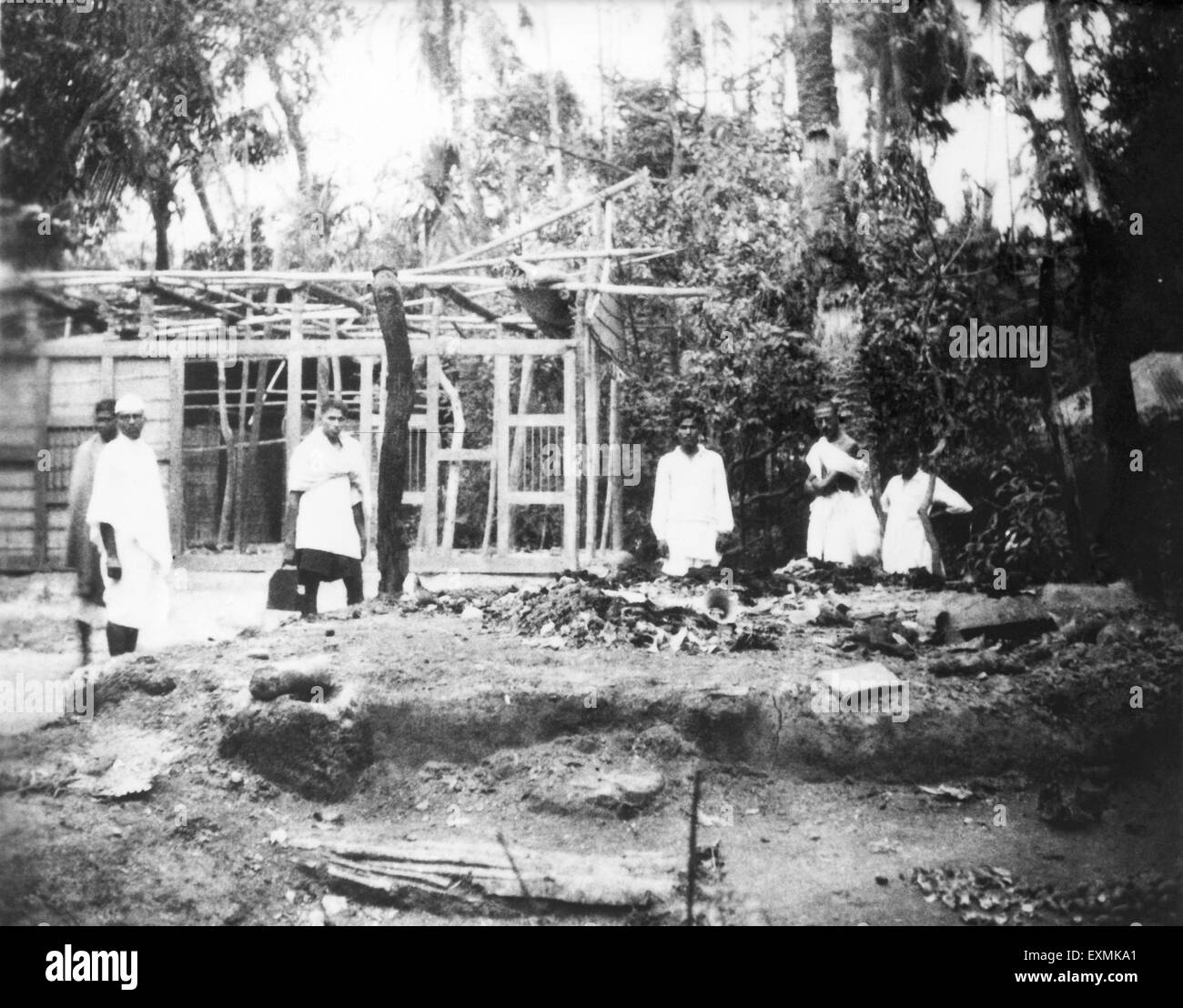 Les gens qui regardent la destruction causée par les émeutes entre hindous et musulmans à Noakhali Bengale oriental Inde 1946 Asie Indien asiatique émeute musulmane hindoue , ancienne image datant des années 1900 Banque D'Images