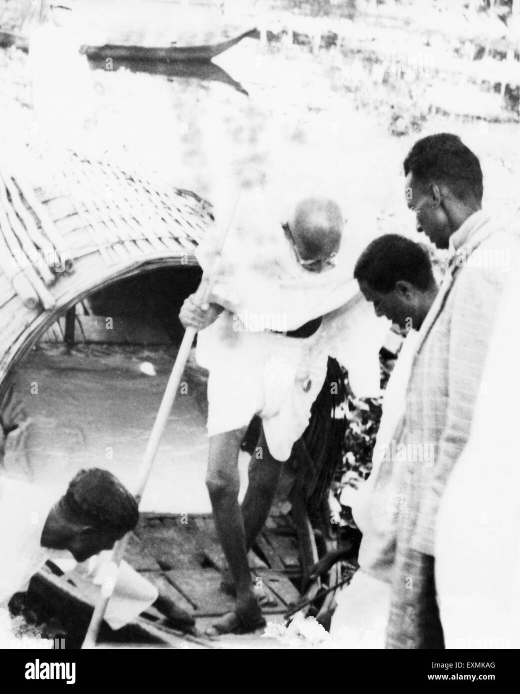 Mahatma Gandhi en laissant un bateau lors de sa visite de la zone touchée par l'émeute à Noakhali du Bengale oriental ; Novembre 1946 Banque D'Images